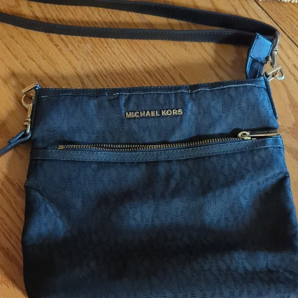 Michael Kors Elegant Black Crossbody Bag - Picture 3 of 6